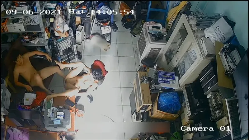 Vợ ông xã ngoại tình trong của hàng máy tính