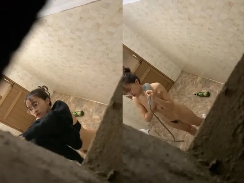 Quay lén gấu vú to tắm, khe âm đạo chảy nước ròng ròng